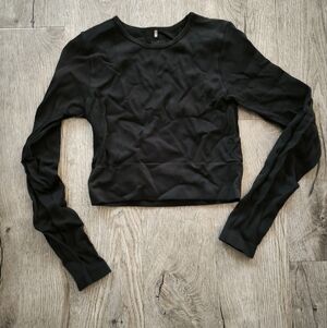 W Black Ribbed LS Crop Top